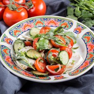 Салат с томатами и домашним сыром Фото