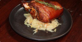 Свиная рулька в пивном соусе с капустой - Фото