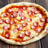 Пицца с молочной колбасой Фото