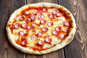 Пицца с молочной колбасой - Фото