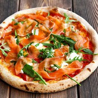 Пицца с лососем и сливочным сыром Фото