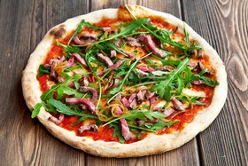 Пицца с ростбифом и рукколой - Фото