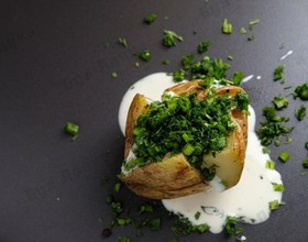 Запечённый картофель со сметаной,зеленью - Фото