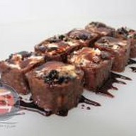 Шоколадный ролл с черносливом и орехом Фото