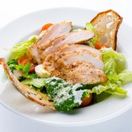 Салат Цезарь с куриной грудкой Фото