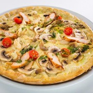 Пицца с курицей и вешенками Фото