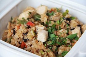 Курица с рисом и овощами - Фото