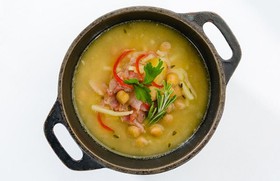 Суп из нута с пастой и беконом - Фото