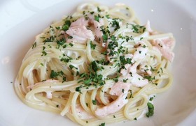 Спагетти с лососем в соусе - Фото