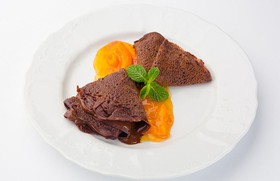 Шоколадные блинчики с абрикосовым соусом - Фото