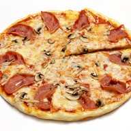 Пицца ветчина и сыр Фото