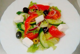 Овощной салат в греческой манере - Фото