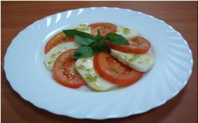 Моцарелла с помидорами - Фото