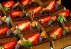 Пирожное Шоколадно-клубничное - Фото