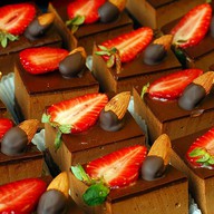 Пирожное Шоколадно-клубничное Фото