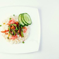 Рис с овощами под кунжутным соусом Фото