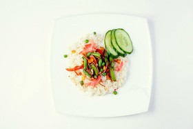 Рис с овощами под кунжутным соусом - Фото