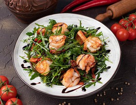Салат с креветками и рукколой - Фото
