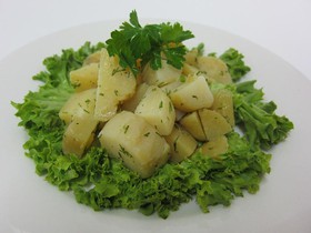 Картофель отварной с зеленью - Фото