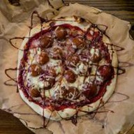 Пицца с абрикосом и клубничным джемом Фото