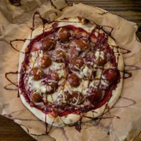 Пицца с абрикосом и клубничным джемом - Фото