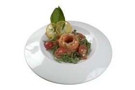 Салат с лососем и вялеными томата - Фото
