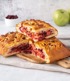 Пирог с яблоком,брусникой,грецким орехом - Фото