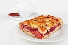 Пирог с брусникой и яблоком - Фото