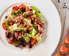 Салат с вяленой говядиной и овощами - Фото