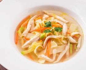 Куриный суп с лапшой и овощами - Фото