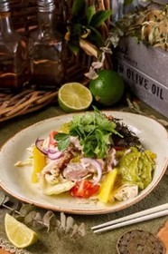 Фреш-салат с курицей и гуакамоле - Фото