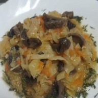Капуста тушенная с грибами Фото