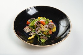 Теплый салат с говядиной и манго - Фото