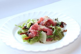 Салат с маринованным тунцом - Фото