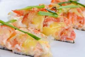 Суши-пицца с семгой - Фото