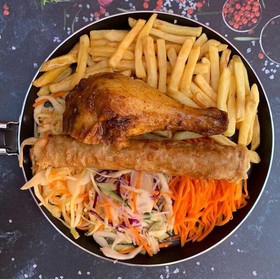 Картофель фри, курица, салат, нем - Фото