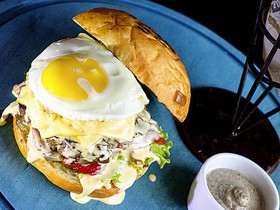 Бургер с говядиной и яйцом - Фото