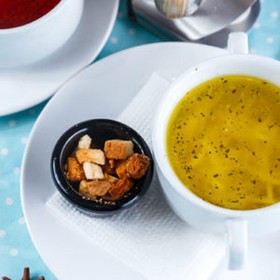 Куриный суп с лапшой и гренками - Фото