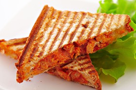 Сэндвич с курицей, томатом и сыром - Фото