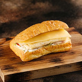 Бутер с сыром, ветчиной и омлетом - Фото
