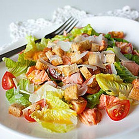 Цезарь с лососем салат - Фото