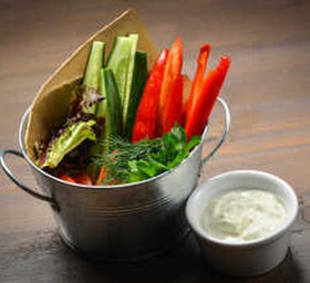 Свежие овощи с сырным соусом - Фото
