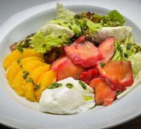 Легкий салат с семгой и яйцом пашот - Фото