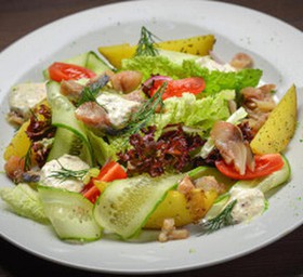 Салат с копчёной скумбрией и картофелем - Фото