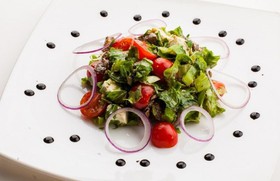 Салат из рукколы с говядиной, сыром фета - Фото