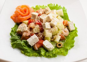 Салат с креветками и сыром фета - Фото
