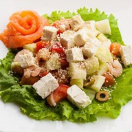 Салат с креветками и сыром фета Фото
