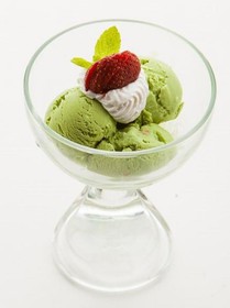 Мороженое со свежими ягодами - Фото