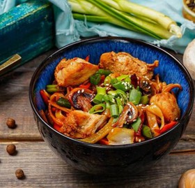 Вок с цыпленком в соусе BBQ - Фото