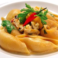 Конкильони, фаршированные морепродуктами Фото